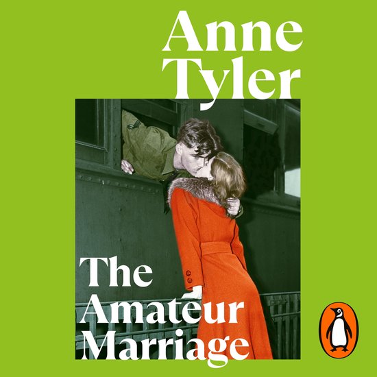 Een vrouw in een rode jas kust een soldaat die uit een treinraam leunt. De titel is 'The Amateur Marriage' door Anne Tyler.