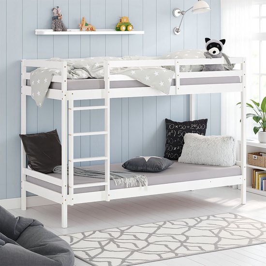 Witte stapelbedden in een kinderkamer met grijs beddengoed met sterren en een wasbeerknuffel.