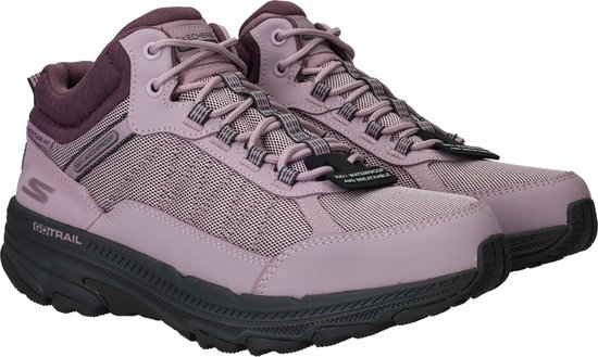 Paar paarse Skechers Go Run Trail Altitude 2.0 wandelschoenen met veters en '100% Waterproof and Breathable' label.