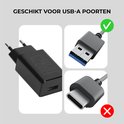 Zwarte oplader, geschikt voor USB-A poorten. Naast een USB-A plug is een USB-C plug getoond met een rood kruis.