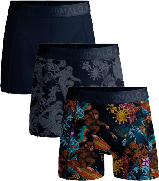 Drie Muchachomalo boxershorts met opdruk: één effen donkerblauw, één met grijze patronen, één met surfende apen en kleurrijke patronen.