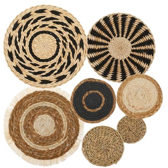 Groep van zeven ronde, geweven muurdecoraties in diverse maten en patronen, met natuurlijke en zwarte accenten.