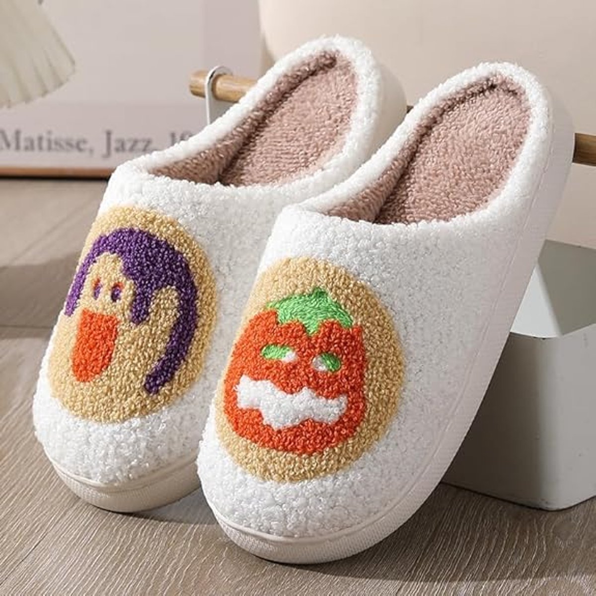 FRGITYGIFT Pompoenpantoffels voor Halloween voor dames en heren, pluche warme griezelige slippers, pompoen lantaarn, huisschoenen, instappers voor binnen en buiten, Wit-a, 8.5-9.5 Women/7.5-8 Men