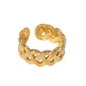 Gouden ring met een gevlochten patroon.