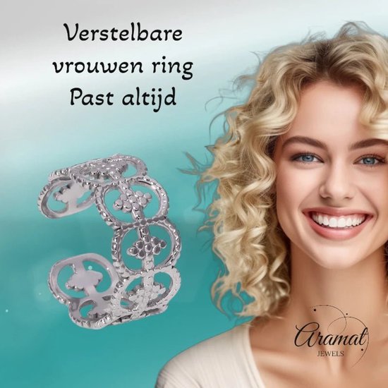 Een model met krullend blond haar draagt een zilveren verstelbare stalen ring met cirkelvormig patroon.