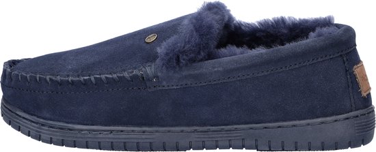 Donkerblauwe suède pantoffel met blauwe bontvoering en stiksels aan de voorkant.