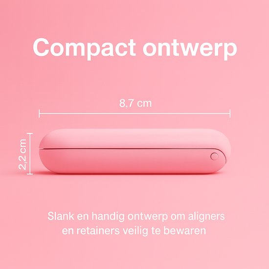 Gesloten roze beugendoosje, 8,7 cm lang en 2,2 cm hoog. Tekst "Compact ontwerp" en "Slank en handig ontwerp om aligners en retainers veilig te bewaren".