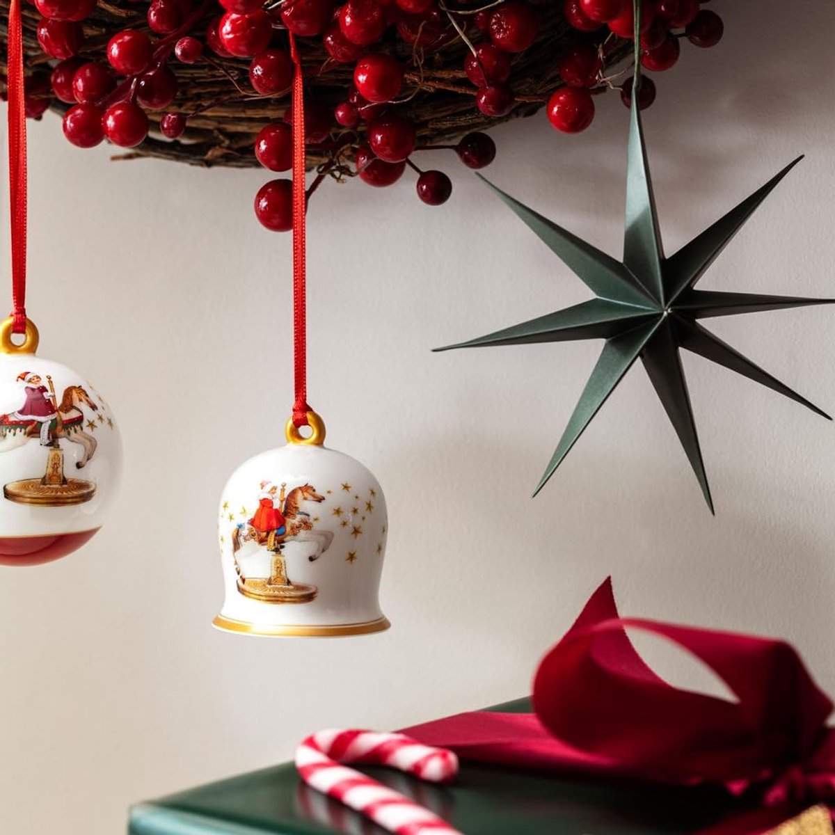 STAR&STER Annual Christmas Edition 2024 – Kerstbel Ornament – Luxe Kerstboomversiering van Premium Porselein – Verzamelobject 6 x 6 x 7 cm