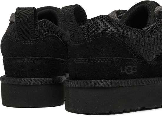 Achterkant van zwarte UGG sneakers, met UGG logo op de zool.