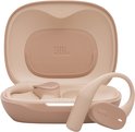 Beige JBL oordopjes met oorhaken, één in de hand, één in open oplaadcase.