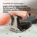Hand met zwart Braun CareStyle 5 strijkijzer, FreeGlide 3D-technologie. Stoomt een lichtblauwe blouse.
