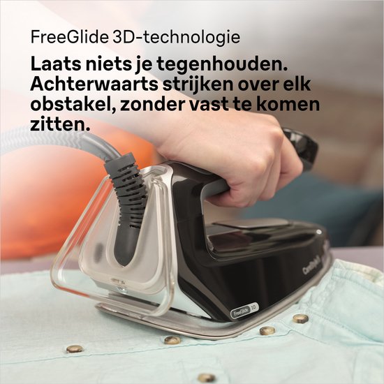 Hand met zwart Braun CareStyle 5 strijkijzer, FreeGlide 3D-technologie. Stoomt een lichtblauwe blouse.