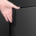 Hand die een zwarte metalen lade van een archiefkast opent.