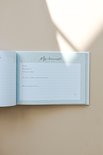 Een open kraamvisiteboek met een lichtblauwe achtergrond en botanische print. De rechterpagina bevat het formulier 'Mijn kraamvisite'.