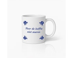 Nederlandse Koffiemok 330ml – “Voor de Koffie Niet Zeuren” – Grappige Mok in Delfts Blauwe Stijl – Leuk Cadeau voor Koffieliefhebbers