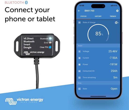 VE.Direct Bluetooth Smart dongle naast een smartphone waarop de VictronConnect app draait en de batterijstatus toont.
