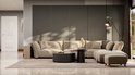 Comfortabele hoekbank in linnenlook met beige kussens, zwarte salontafels en een lichte vloer.