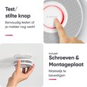 Een hand drukt op de rode test/stilte knop van een witte X-Sense rookmelder. Een andere afbeelding toont een melder die aan het plafond wordt bevestigd met schroeven.