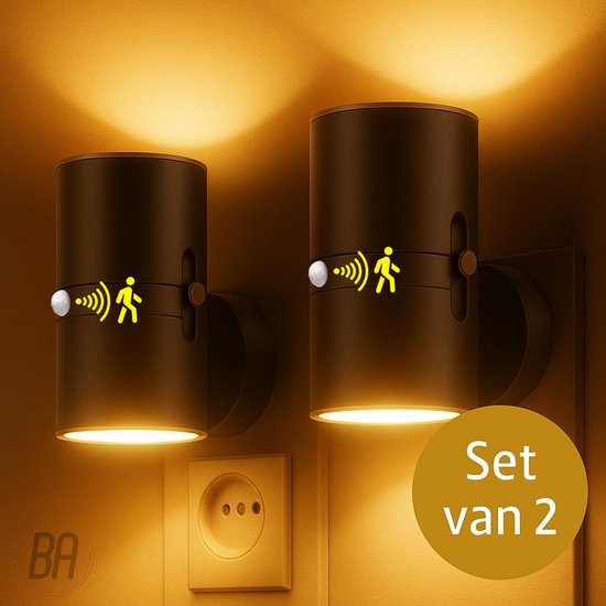 Set van 2 zwarte nachtlampjes met bewegingssensor, aangesloten op een stopcontact, met gele gloed.