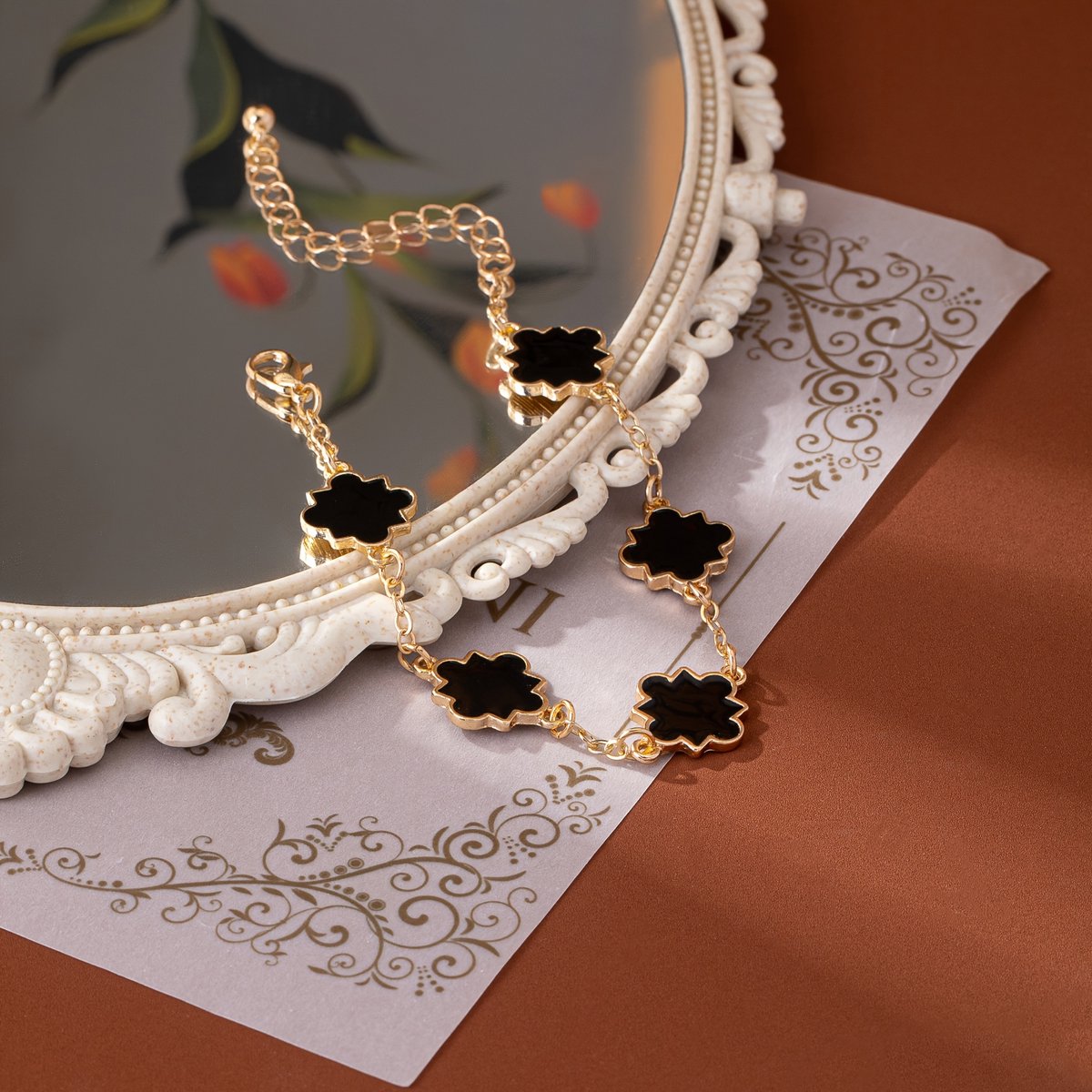Sjika - Gold plated armband met zwarte klaver schakels – Luxe damesarmband – Tijdloos & elegant design – Perfect cadeau voor haar