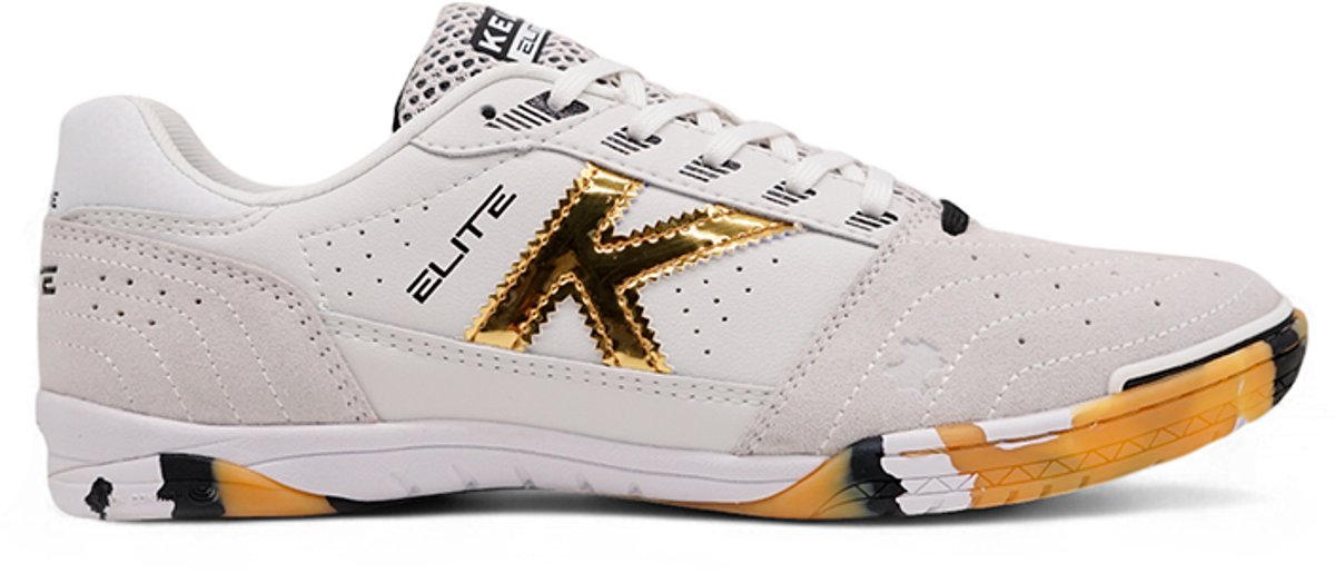 Kelme Elite zaalschoenen in wit met gouden K-logo, gemaakt van hoogwaardig suède en versterkt op de bovenkant en hiel.