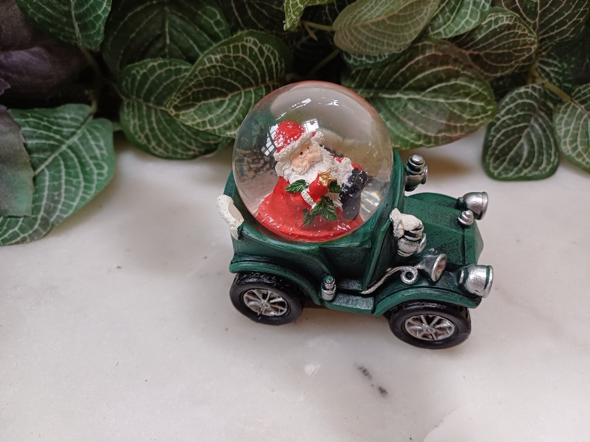 Kerstman in groene auto sneeuwbol, 8x7x5cm, Merkloos.