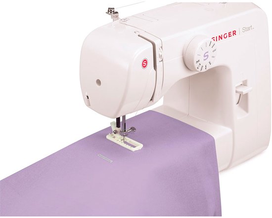 Witte Singer Start naaimachine met paars stof onder de naald.