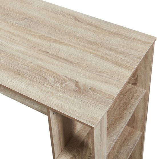 Detail van het eikenkleurige tafelblad van een houten bartafel met open vakken.