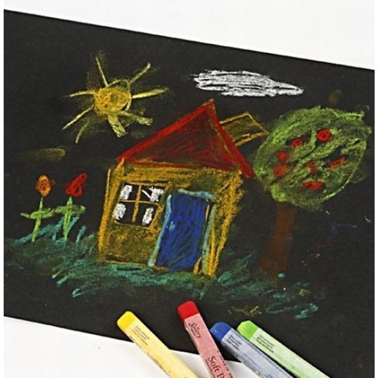 Een kindertekening van een huis, boom, zon en bloemen gemaakt met pastelkrijt op zwart papier.
