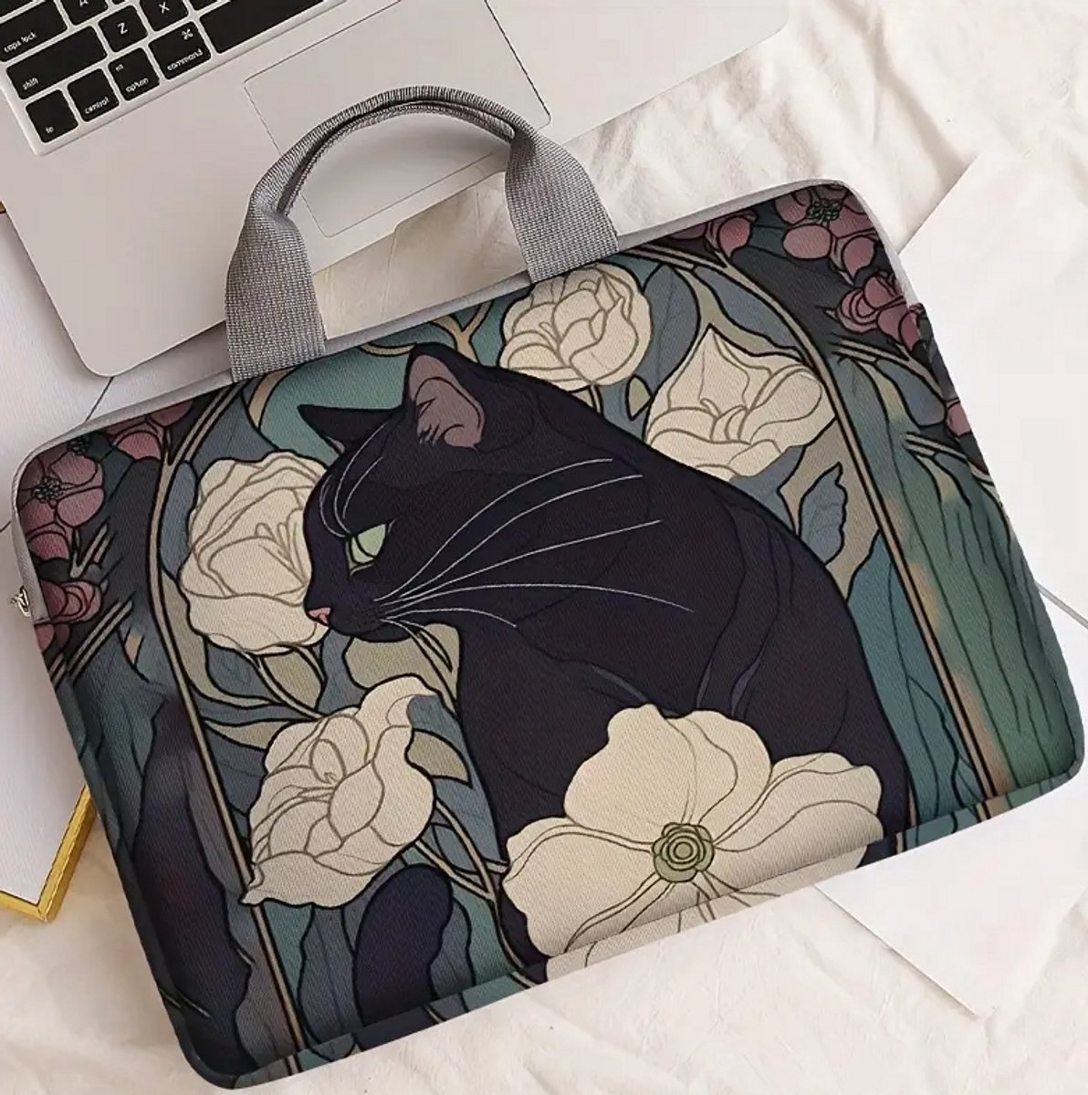 Zwarte kat met witte bloemen– Laptophoes (38 cm)