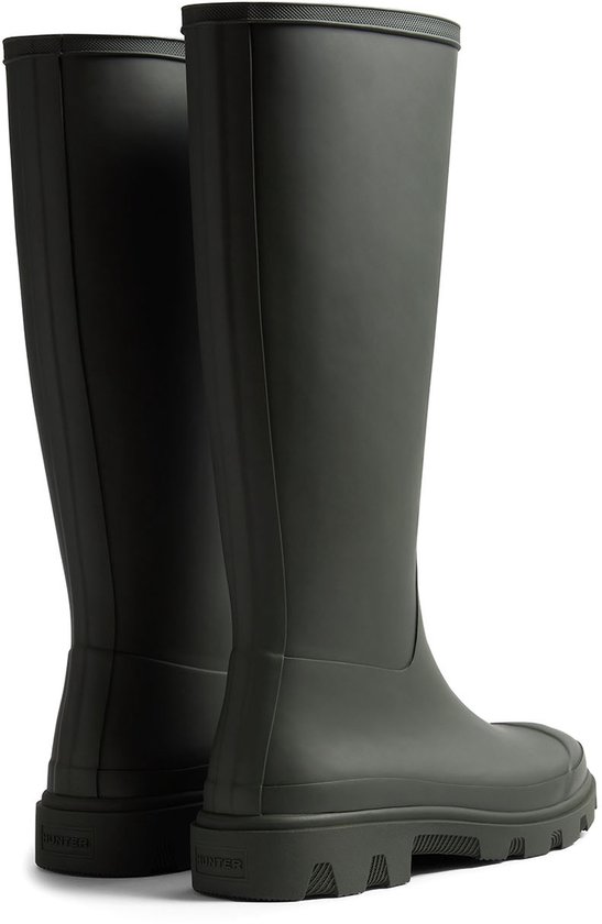 Achterkant van een paar donkergroene Hunter regenlaarzen, hoog model, met rode Hunter logo's.