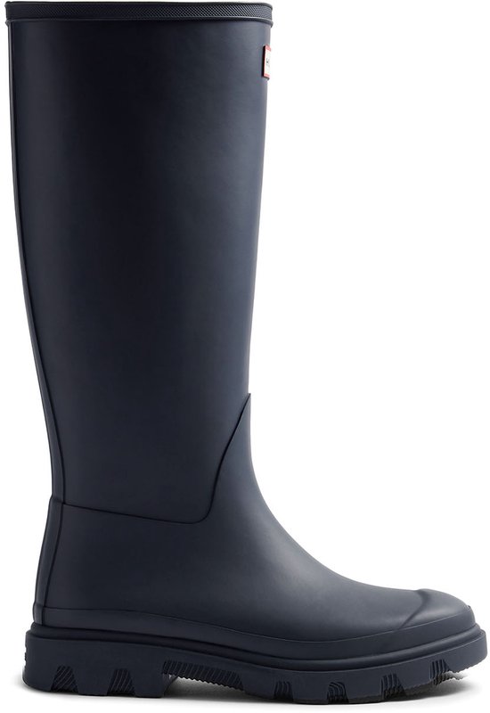 Donkerblauwe Hunter regenlaars met dikke zool en rood Hunter logo op de schacht.