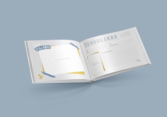 Open schoolfotoboek met mintgroene en gouden accenten. Eén pagina heeft 'Mijn Schoolfoto' en een groot kader, de andere 'SCHOOLJAAR' met schrijfruimte.