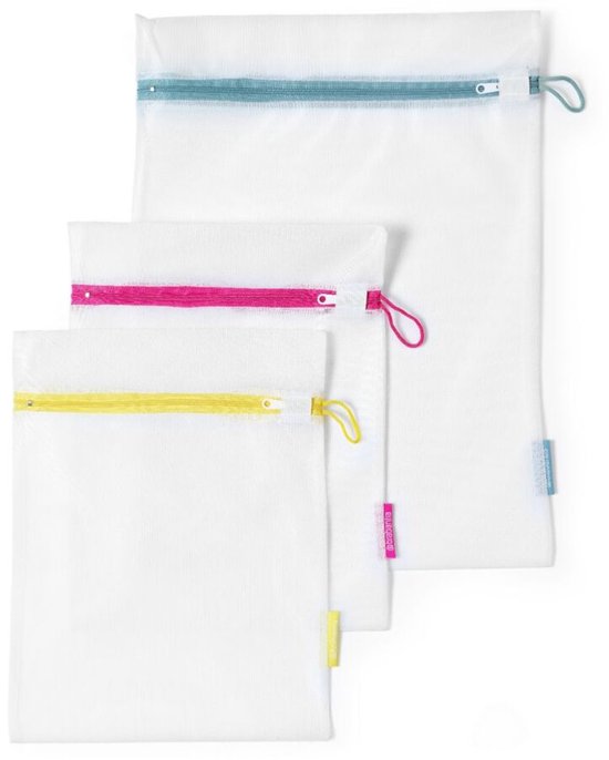 Drie witte waszakjes van gaas met kleurgecodeerde ritsen: blauw, roze en geel.