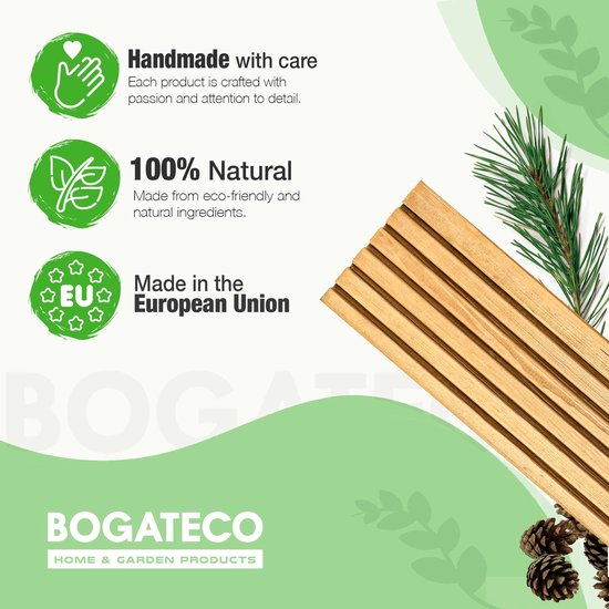 Een houten plank met dennentakken en dennenappels, met de tekst 'Handmade with care', '100% Natural', 'Made in the European Union'.