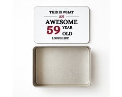 Hacebo® - Awesome 59 year old looks like koektrommel rechthoekig - Hoera 59 jaar - 59 geworden - koekblik – koektrommels – bewaarblik - snoeptrommel - verjaardagscadeau - kado - gift - koek trommel - 20 x 13 CM