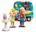 Twee LEGO Friends-poppen staan bij een mintgroene en gele mobiele bubbelthee stand met een paarse bubbelthee-automaat.
