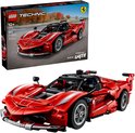 LEGO Technic 42212 Ferrari FXX K modelbouwdoos naast de raceauto.