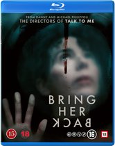Blu-ray hoes met een wazig gezicht achter een nat raam met bloedspatten. Tekst: "BRING HER BACK".