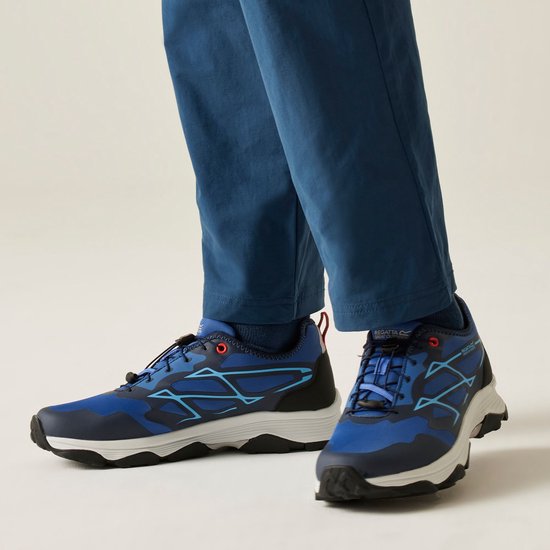 Blauwe Regatta wandelschoenen met lichtblauwe details, gedragen met blauwe broek.