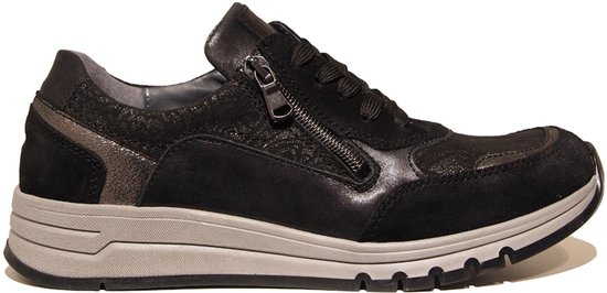 Zwarte sneaker met suède en glanzende delen. De ritssluiting aan de zijkant is zichtbaar. Zilverkleurig hiel detail.
