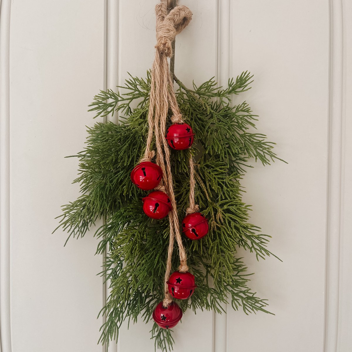 Kerstslinger met 6 rode belletjes aan jute koord - Nostalgische kerstdecoratie.