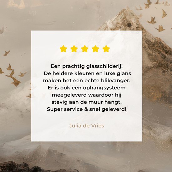 Een glazen schilderij van een berglandschap met vliegende vogels, met een recensie van Julia de Vries.