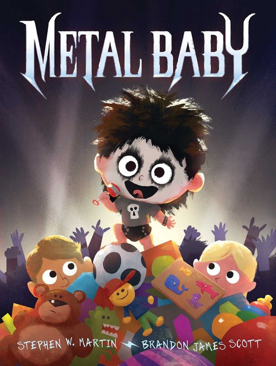 De cover van het boek 'Metal Baby' toont een jongen met zwart haar en een skull-shirt, staand op speelgoed, met omhooggestoken handen van een menigte op de achtergrond.