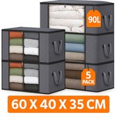 Stapel van vijf grijze opbergdozen met ruitpatroon. Afmetingen 60x40x35 cm. Twee dozen op de voorgrond, drie op de achtergrond. Labels geven '90L' en '5 PACK' aan. Dozen bevatten opgevouwen textiel.