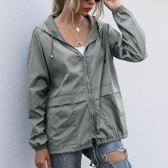 Veste coupe-vent gris clair pour femme, avec capuche, fermeture éclair et cordon de serrage à la taille.