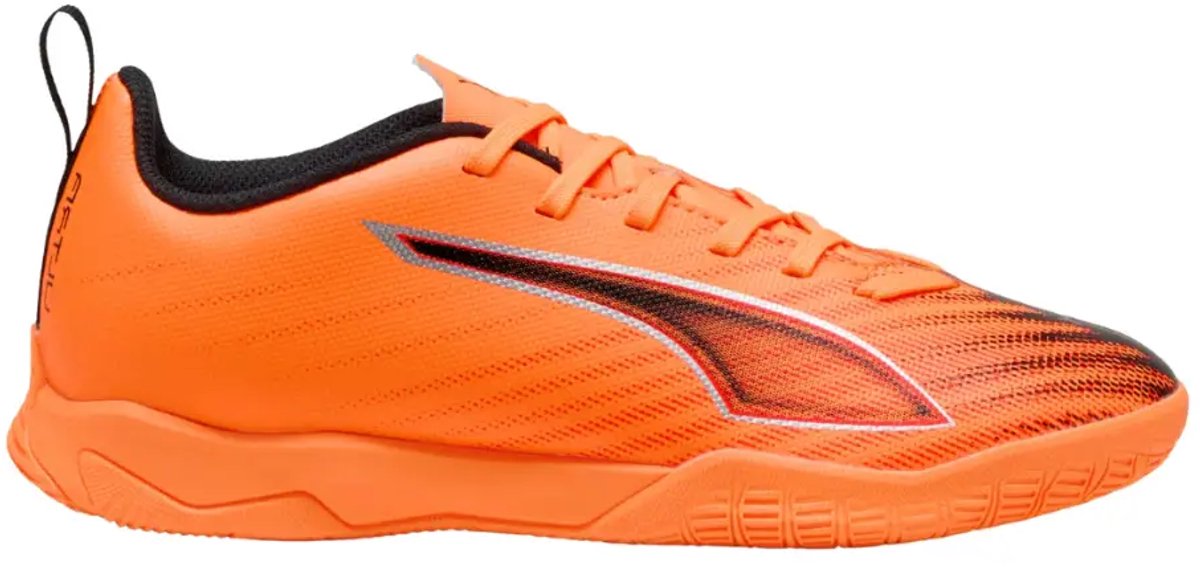Puma Ultra 6 voetbalschoenen in feloranje, met technisch mesh bovenwerk en lichtgewicht steunframe, maat EU 38 1/2.