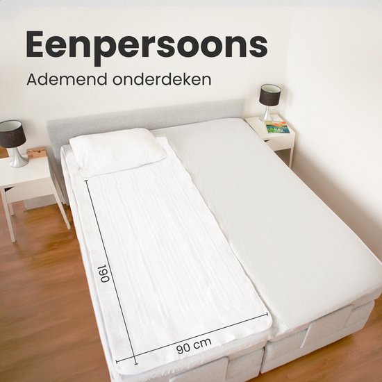 Witte, eenpersoons elektrische deken van 90 x 190 cm, liggend op een bed met een kussen. Tekst: Eenpersoons. Ademend onderdeken.