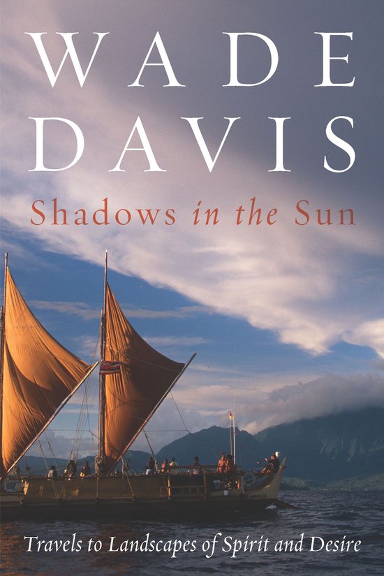 Boek "Shadows in the Sun" van Wade Davis. Een traditionele Polynesische dubbelromp kano met bruine zeilen vaart op het water.