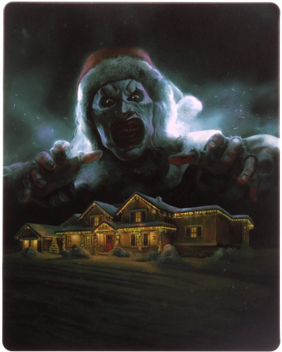 Een monsterlijke kerstman met een enge grijns kijkt dreigend vanuit de mist naar een verlichte woonboerderij.